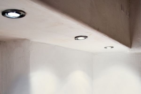 downlights in this suspended ceiling in the bathroom creates an elegant atmosphere